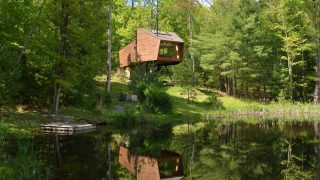 Architekt génius postavil kouzelnou chatu v korunách stromů. Útulný dřevěný interiér a skvostný výhled na rybník očaruje každého