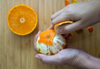 Vyhodit pomerančovou slupku do koše je velká škoda. Má 4 podivné, ale kupodivu užitečné možnosti užití
