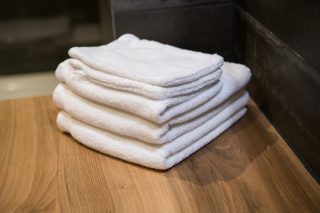 Speciální roztok zajistí načechrané, měkké a voňavé ručníky. Jako bonus zbaví odolných skvrn i bakterií