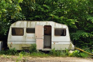 Žena našla starý karavan na skládce a vykouzlila z něj svůj vysněný domov. Uvnitř má vše, co potřebuje