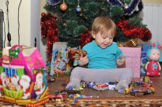 Kolik dárků dát dítěti k Vánocům? Odborníci varují, příliš velké množství nadělá víc škody než užitku