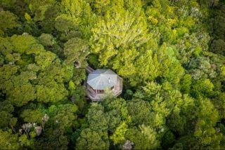 Stromový domek nabízí více než milionová vila. Ze všech stran prosklený poskytuje dokonalý útěk do přírody. Posuďte sami