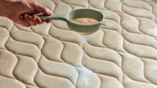 Proč se vyplatí sypat jedlou sodu na matraci. Stejné pravidlo platí pro gauč a koberec