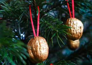 Magické vánoční ozdoby na stromeček z ořechových skořápek. Dokonalost z obyčejného odpadu