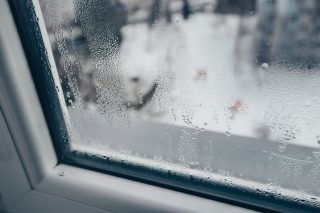 Trápí vás v zimě orosená okna, vlhkost a plíseň? Zbavte se jich definitivně ve 3 jednoduchých krocích