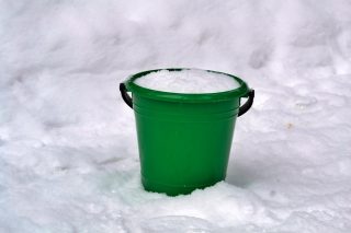 Využijte sníh jako zálivku a přírodní hnojivo pro vaše rostliny. Dodá jim sílu, kterou potřebují, a vy ušetříte za vodu