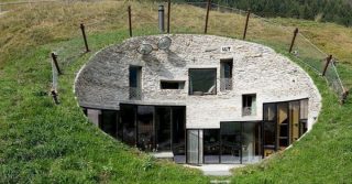 Švýcarský architekt ukryl celý dům do svahu, i tak vila nabízí přepychový interiér, 2 velké terasy a dechberoucí výhled