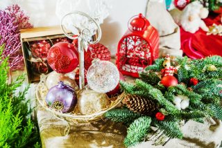 Nejkrásnější vánoční ozdoby do stovky: Vdechněte domácnosti vánoční náladu za  pár korun