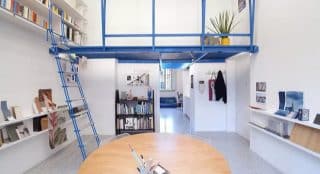 Byt o pouhých 37 m² nabízí chytré dvoupatrové řešení prostoru. Vzniklo tak moderní místo pro bydlení i práci