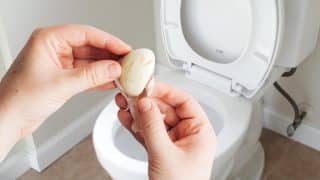 Když vložíte česnek přes noc do záchodové mísy, bude čistější, než kdybyste použili drahé prostředky