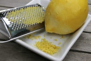Citrony patří do mrazáku. Jejich zmražená kůra dodá punc dokonalé chuti omáčce i bábovce