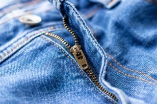 Oblečení s knoflíky a zipy je třeba prát opatrně. Při nesprávné manipulaci zničí sebe i ostatní prádlo