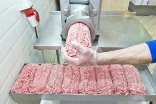 Kupovat mleté maso balené, či na váhu? Řezník prozradil, čím se liší