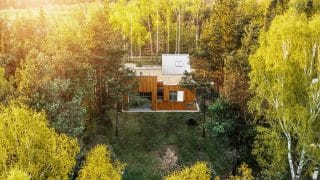 Dům na samotě v lese: Obložený dřevem zapadá do okolí jako ulitý. Zajímavý design láká k nahlédnutí všechny kolemjdoucí