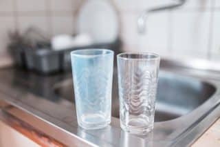 Oplachování nádobí před vložením do myčky může mít za následek škaredý bílý filtr na skle