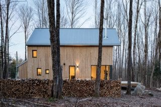 Cedrová chata v blízkosti jezera zdvojnásobuje své prostory díky chytrému řešení interiéru. Má i saunu