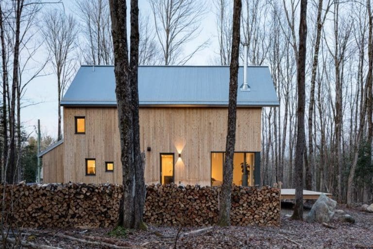 Cedrová chata v blízkosti jezera zdvojnásobuje své prostory díky chytrému řešení interiéru. Má i saunu