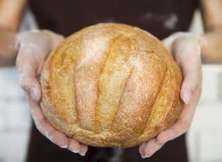 Jak upéct kynutý chléb ze 4 ingrediencí tak, aby vydržel čerstvý a měkký celý týden. Chutná jako z rodinné pekárny