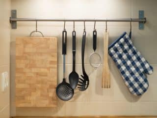 Tipy a triky, jak jednoduše zorganizovat úložné prostory v kuchyni a tím se zbavit těch nejotravnějších problémů