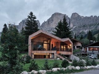 Nadčasový dům v horách: Zvětrávání šindelového pláště je vítáno a vnitřek se nese v kombinaci dřeva, kamene a oceli