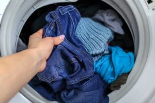 Jak poznat už v obchodě, že oblečení obarví zbytek prádla? Pracímu průšvihu se dá předejít