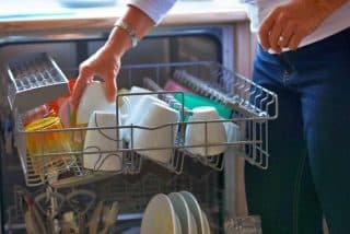 Chyba, kterou hospodyňky dělají v dobré víře: Předmývání nádobí před vložením do myčky
