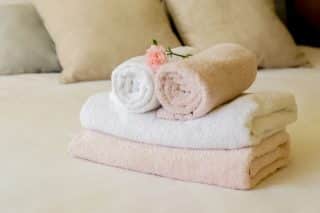 Tři různé způsoby, jak skládat ručníky tak, aby působily upraveně a ozdobily vaši koupelnu