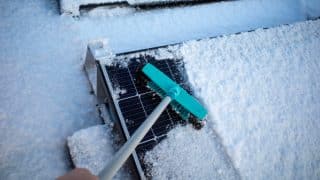 Fungují solární panely, když sněží? Neriskujte zbytečně život snahou odstranit z nich ledovou pokrývku