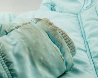 Jak vyčistit límec a rukávy u bundy bez praní a zbytečného namáčení: Pár tahů houbičkou a bude zářit čistotou