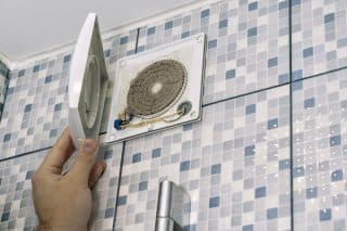 Hlasité odsávání vlhkosti v koupelně? Stropní ventilátor si žádá pravidelné čištění. Celý postup si raději foťte