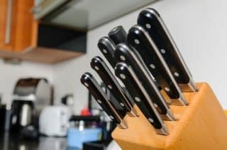 Stojan na nože –⁠ nejzanedbanější část kuchyně, co se úklidu týče. Jak ho důkladně vyčistit a zlikvidovat semeniště bakterií?