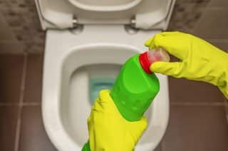 Kupované WC čističe jsou pasé. Tento domácí je levný, bez těžkých chemikálií a s volitelnou vůní