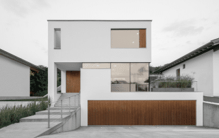 Jak na vás působí tento maximálně minimalistický dům? Zajímavostí je jeho půdorys ve tvaru písmene U