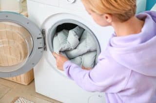 7 důležitých pravidel pro praní péřové bundy – s tenisovými míčky si poradíte i bez čistírny