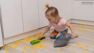 Domácí práce ratolesti naučí zodpovědnosti. Které úkoly zadat dětem od 2 do 18 let?