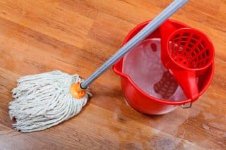 Čím odmastit podlahy v kuchyni i koupelně? Namíchejte si 20 let starý lidový čistič, jeho síla funguje dodnes