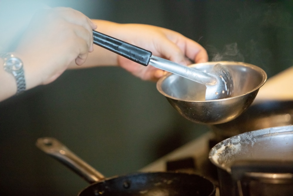 V Japonsku připravují vejce úplně jinak. Pokud vás omrzela míchaná vajíčka, zkuste je udělat v naběračce