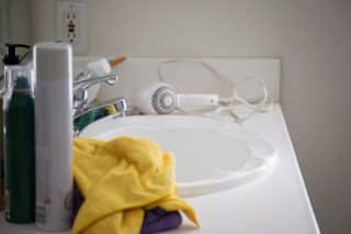 Uspořádaná koupelna: 6 věcí, na které byste se měli zaměřit, aby nevypadala neuklizeně, i když uklizená je
