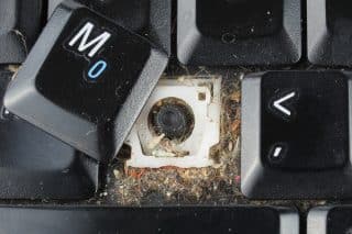 Jak šetrně vyčistit klávesnici: Zbavte ji všech bakterií i nečistot díky detailnímu postupu. Funguje i pro notebook