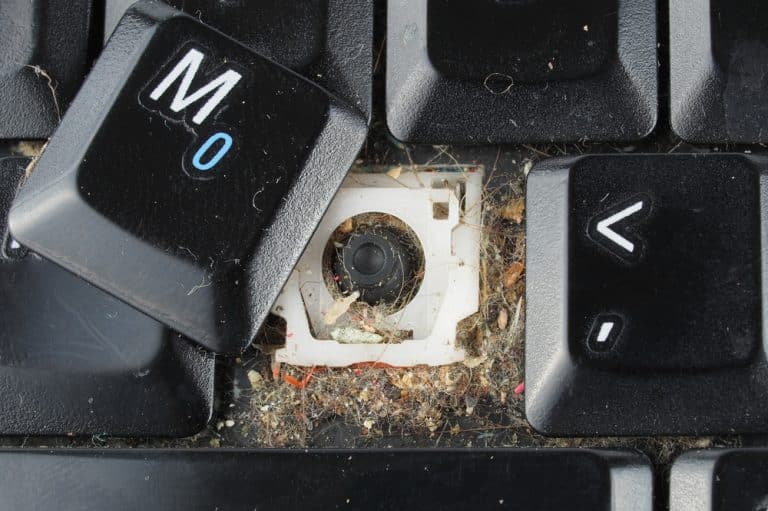 Jak šetrně vyčistit klávesnici: Zbavte ji všech bakterií i nečistot díky detailnímu postupu. Funguje i pro notebook