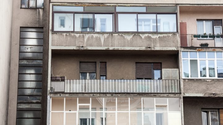 stary komunisticky balkon