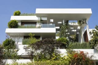 Ráj pro milovníky rostlin: V „domě teras“ jich napočítáte stovky. Proč se architekti rozhodli pro horizontální vrstvení domu?
