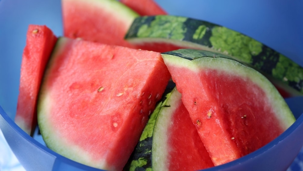 Jednoduchý trik, jak rozříznout meloun, a to klidně mimo domov. Stačí jakákoliv mince, nic víc