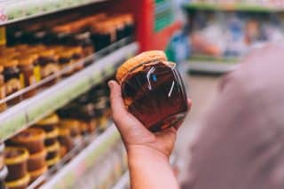 Jak vybrat kvalitní med? V regálech českých obchodů se objevil škodlivý s antibiotiky, pocházel ze Slovenska