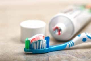Skryté schopnosti zubní pasty: Pomůže při úklidu, péči o auto i při hloubkovém čištění skvrn