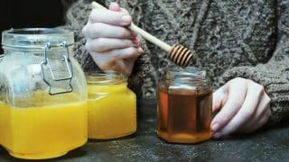 8 způsobů, jak okamžitě rozeznat pravý med od umělé náhražky. Neutrácejte za nekvalitní produkty