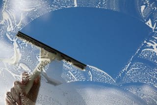 Umyjte okna tak, že budou odpuzovat poletující prach i pyl. Díky pár fintám zůstanou čistá po měsíce