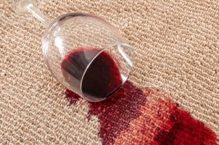 rozlite vino koberec