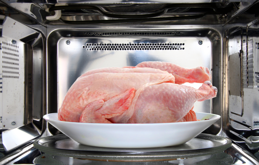 Rozmrazování kuřete v mikrovlnce
