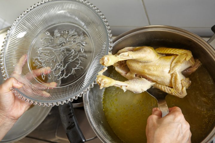Vývar v hrnci bez zeleniny, pouze s masem